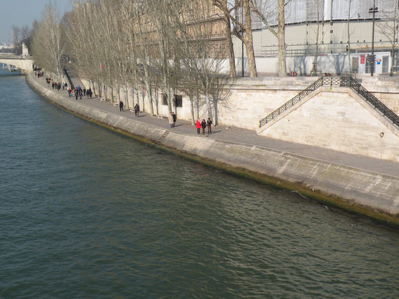  promeneurs sur les berges de la Seine